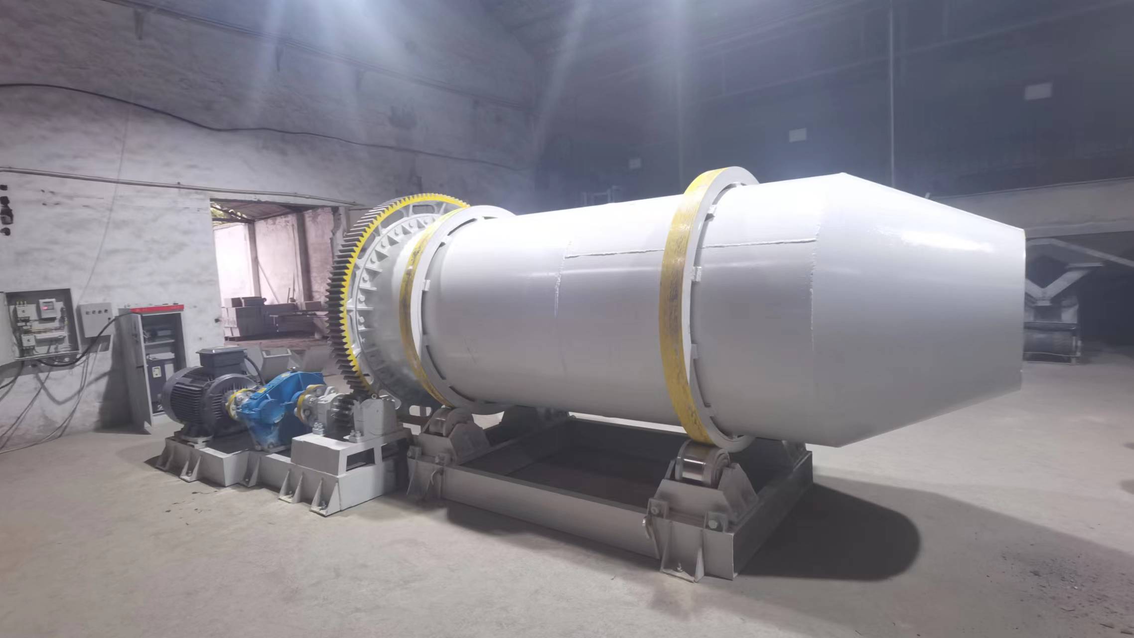 滾筒拋光磨機(jī)在河南省信陽(yáng)市運(yùn)行，用于硅砂拋圓，效果好